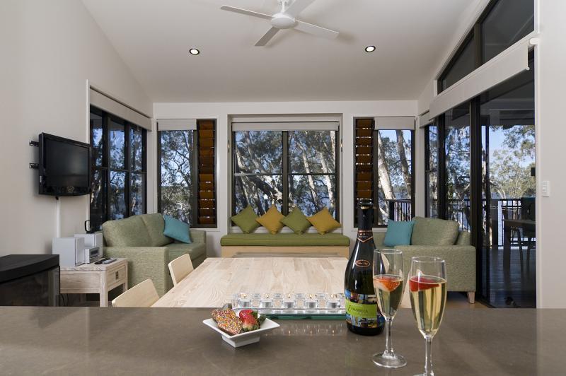 נוסוויל Eumarella Shores Noosa Lake Retreat מראה חיצוני תמונה